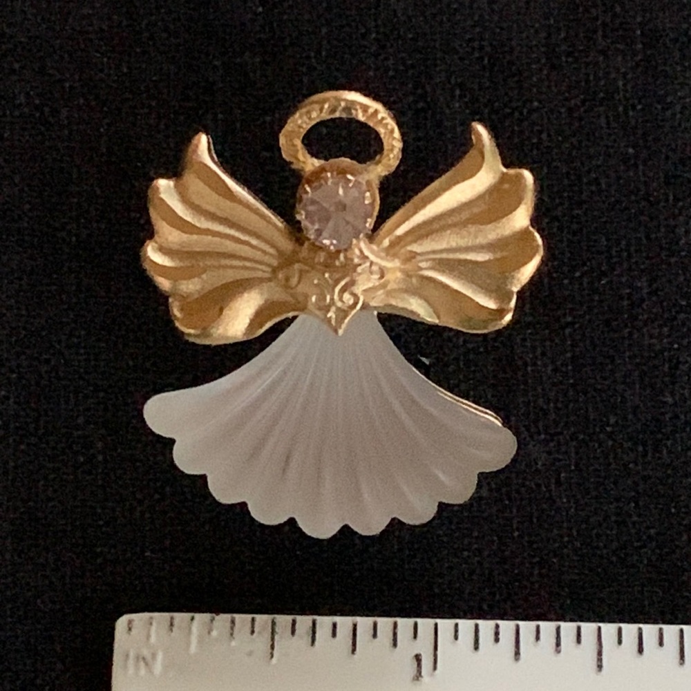 Angel pin brooch